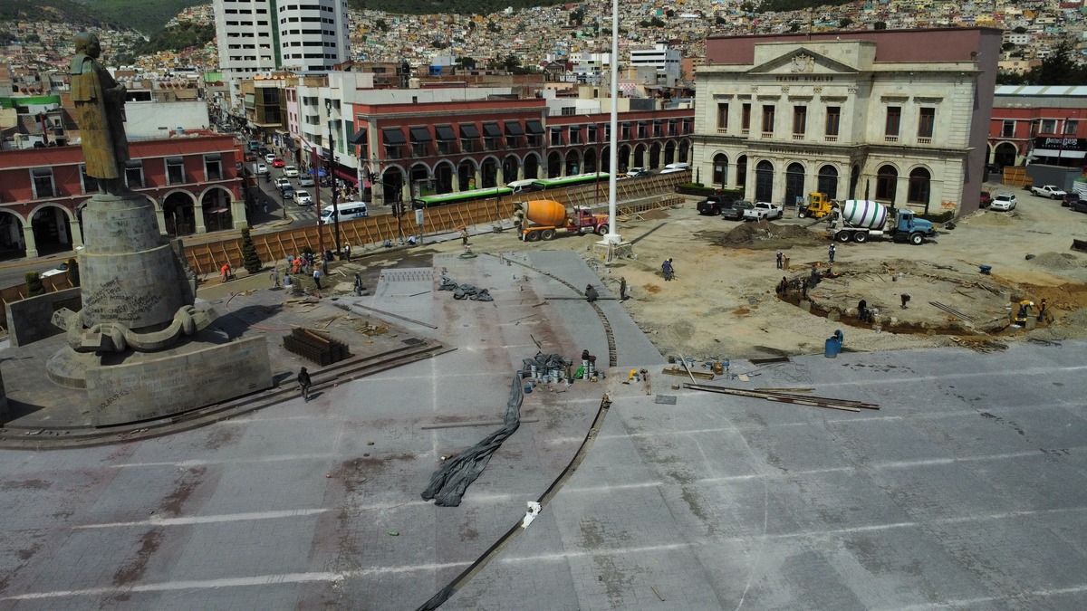 Vista de los trabajos de remodelación en la Plaza Juárez de Pachuca. Jorge Sánchez