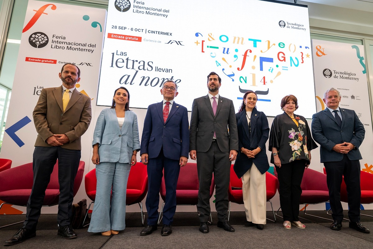 l director de la Feria Internacional del Libro de Monterrey, Enoc de Santiago,  posa con invitados durante el anuncio. (EFE)