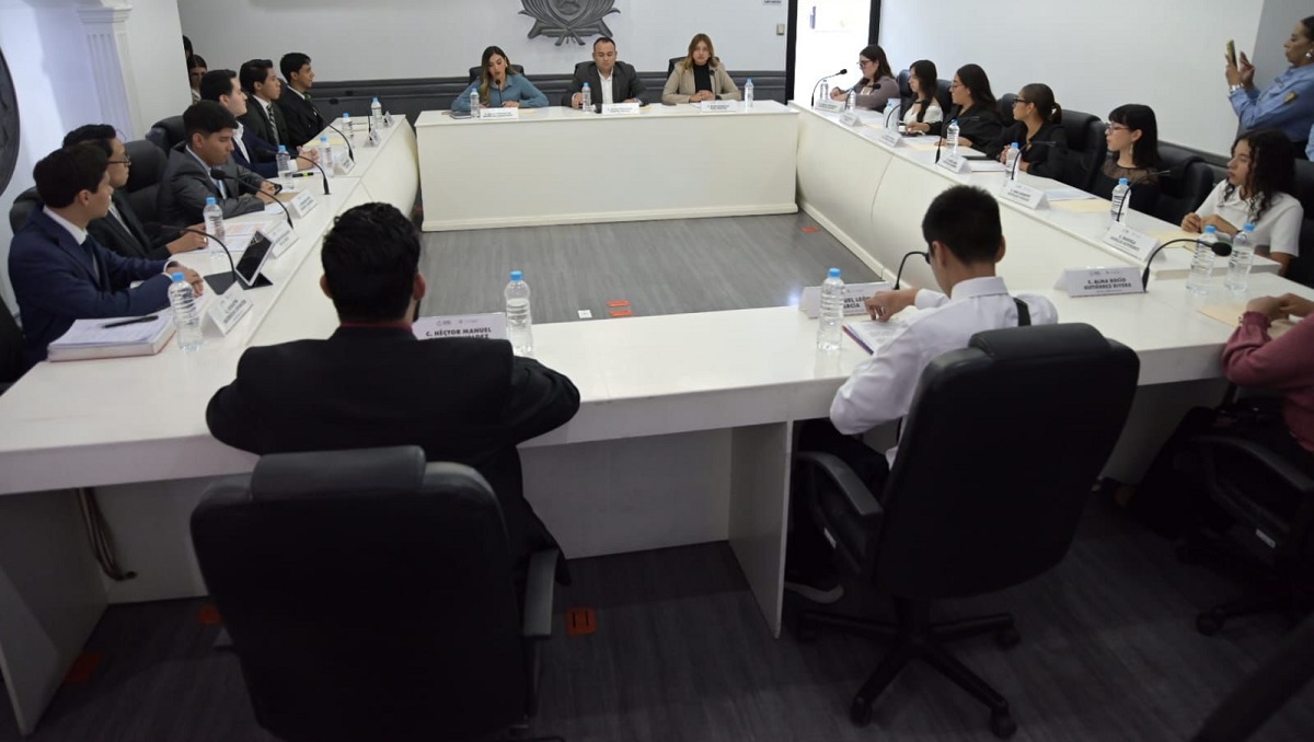 Jóvenes pertenecientes al Cabildo Juvenil en sesión. (cortesía)