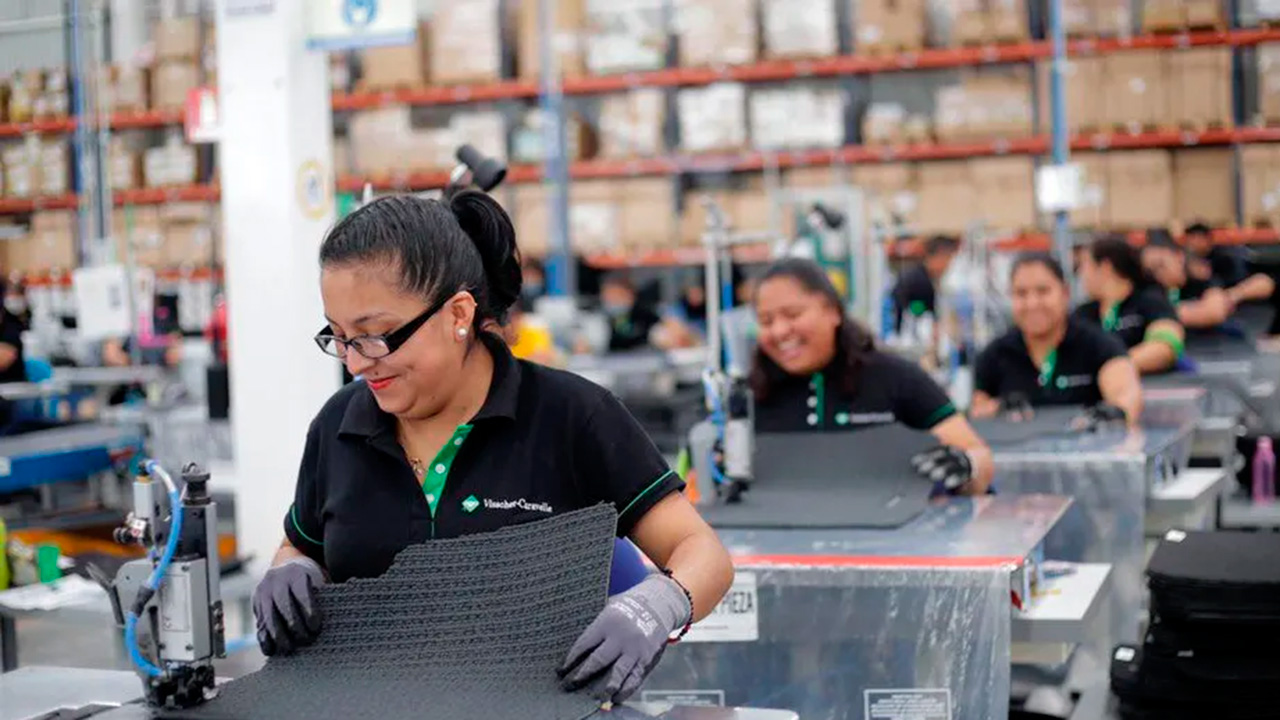 Durante junio, disminuyó el empleo y los salarios manufactureros, reporta el Inegi