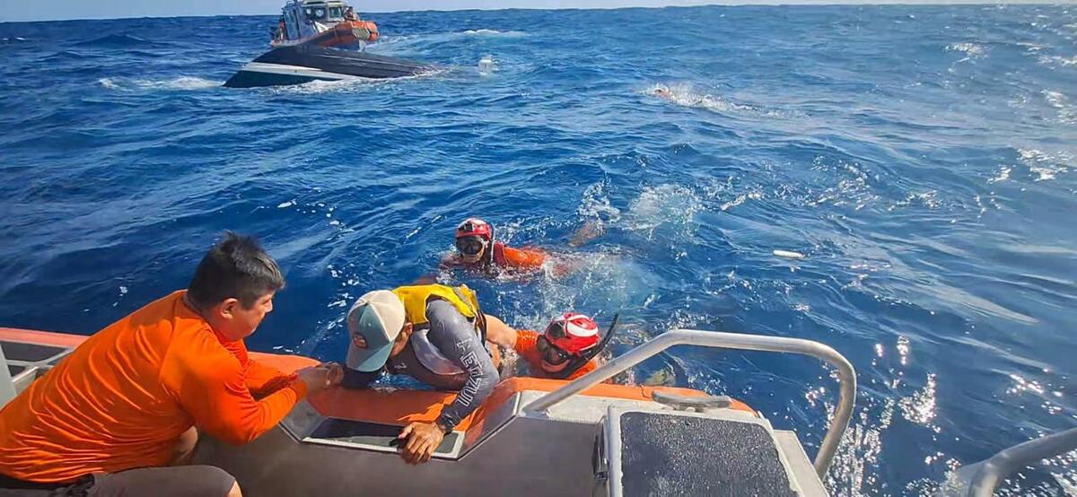 Marinos restaron en total tres personas.
