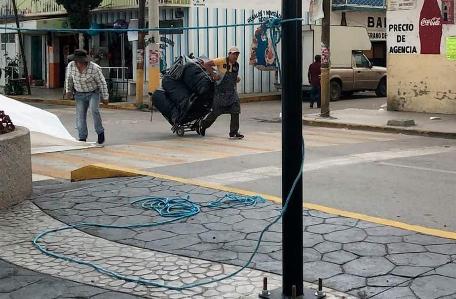 Mobiliario público está siendo dañado por lonas y basura. (Francisco Villeda)