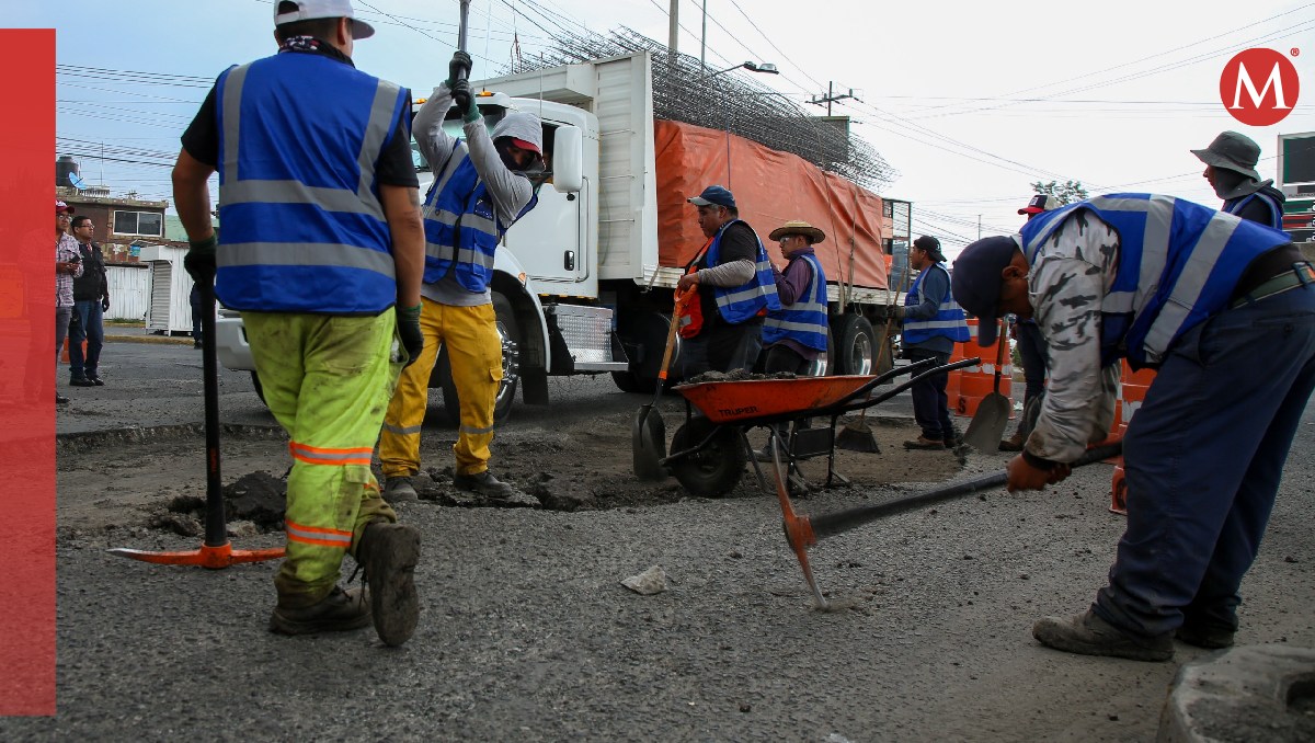 Piden comprensión a los automovilistas para que puedan arreglar los baches en las vialidades de Toluca. Foto: (Alondra Ávila)