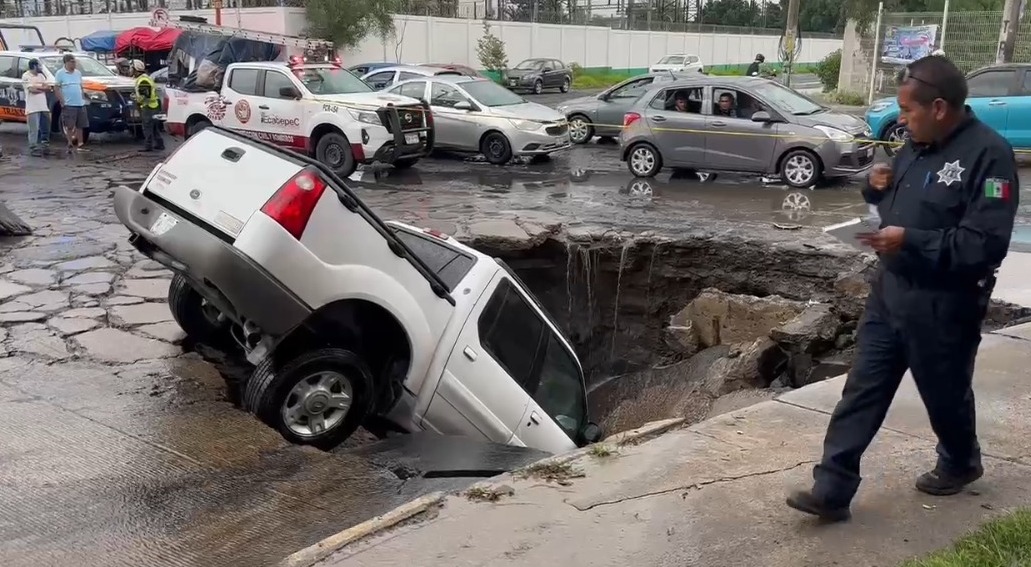 Auto cae en socavón en Edomex.