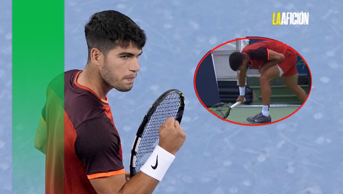 Carlos Alcaraz destroza su raqueta en su eliminación del Masters de Cincinnati (AFP)