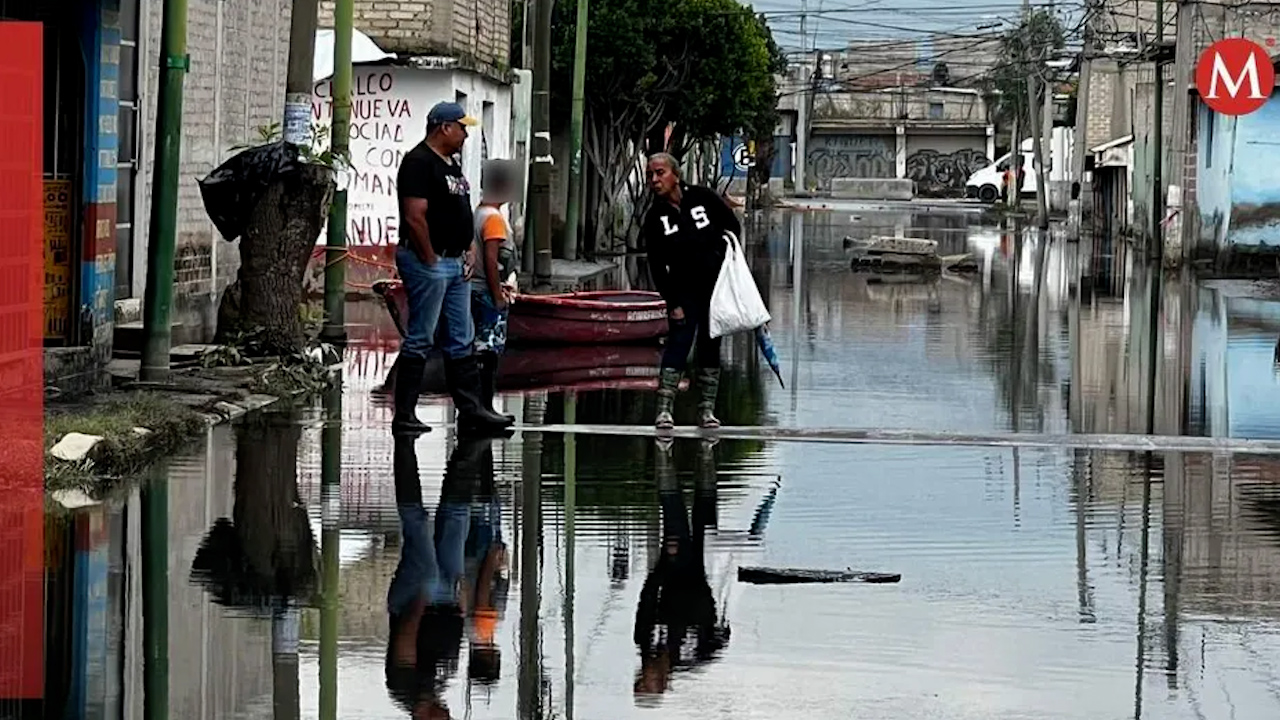 Con cubetas, habitantes de Chalco intentan sacar el agua de sus casas