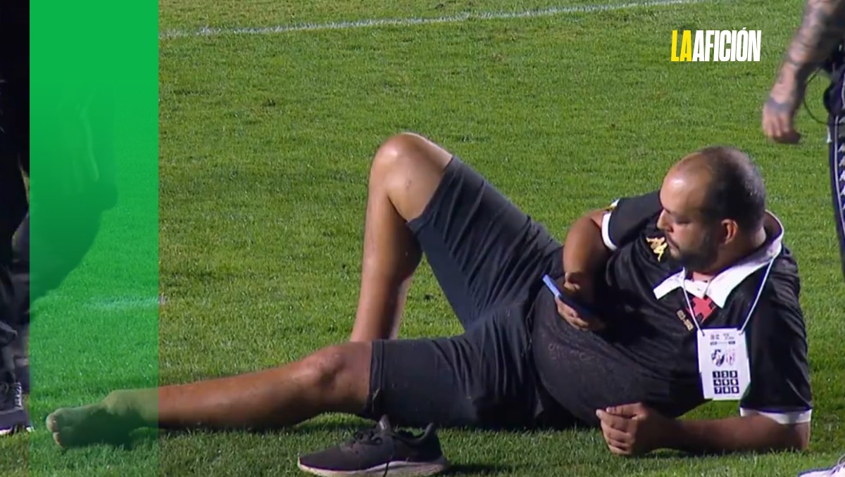 Fan se fractura el pie al cobrar penal en partido del Vasco da Gama (Especial)