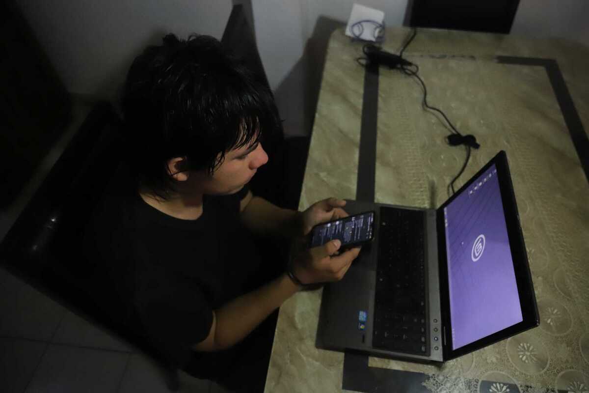 Involucrarse en los recorridos por internet de los adolescentes y páginas web favoritas ayuda a identificar su entorno. | Rolando Riestra