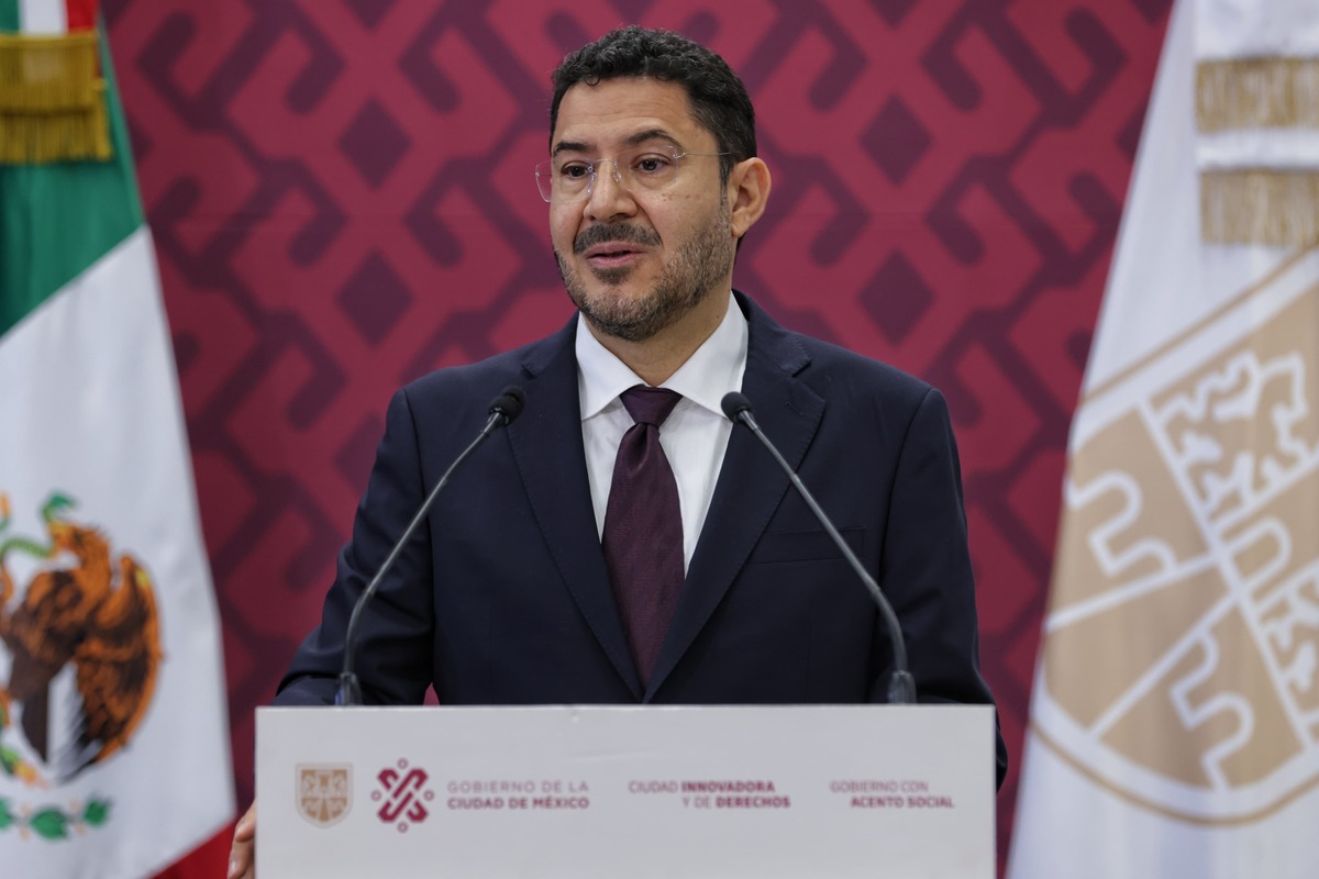 El mandatario capitalino asegura que a Corral se le persigue por denunciar los actos de corrupción.