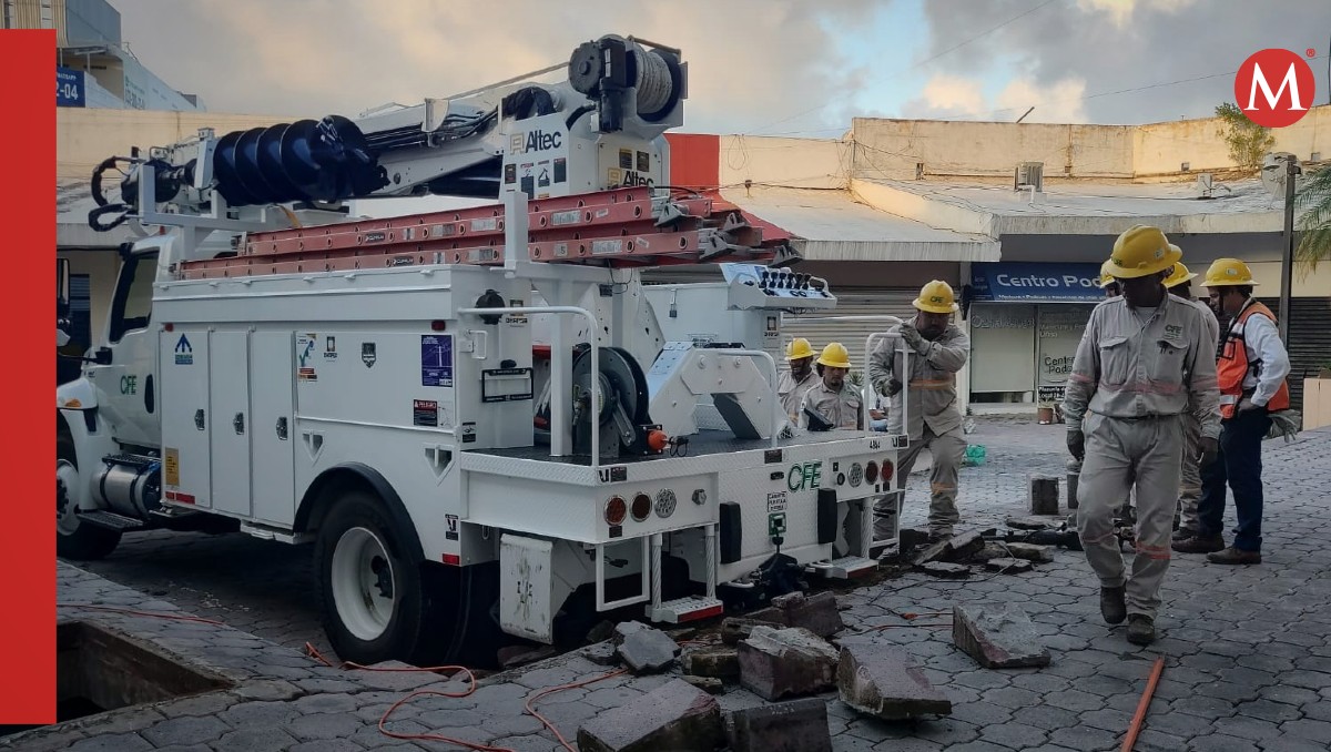 Personal de la CFE en trabajos de mantenimiento en Tampico.