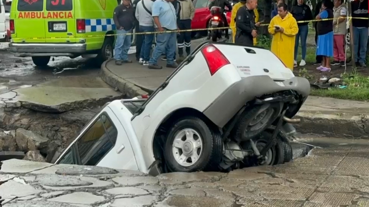 Automóvil cae a socavón provocado por fuertes lluvias en Ecatepec