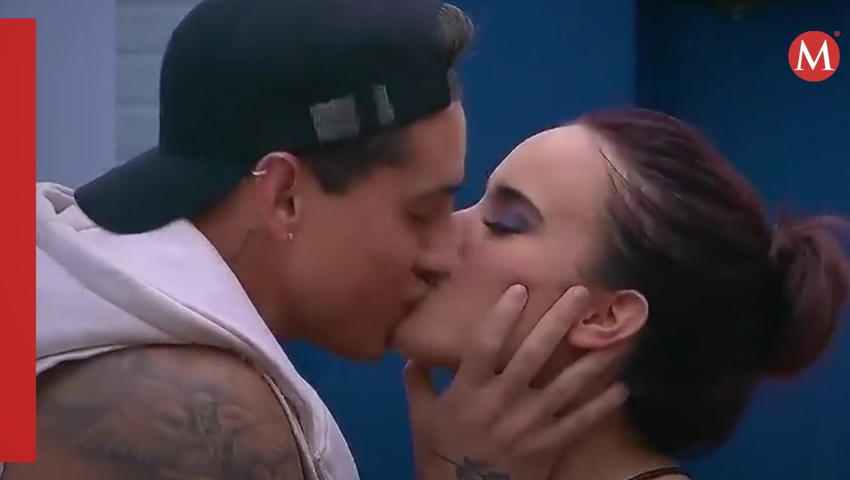 Así fue el beso durante la fiesta semanal en La Casa de los Famosos | Captura