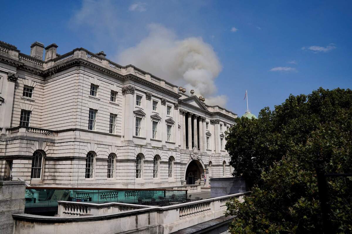 Los bomberos controlaron el fuego en el Somerset House verter agua desde una grúa. | Reuters