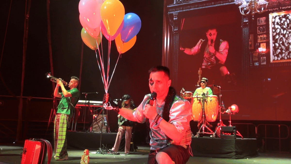 Los Caligaris llegan a la ciudad de Monterrey por primera vez y ponen a brincar al ritmo de la música al público regiomontano / Angel Martínez.