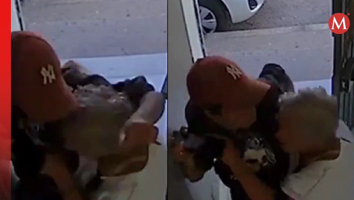 El hombre forcejeó con la mujer antes de robarle su teléfono. | Capturas