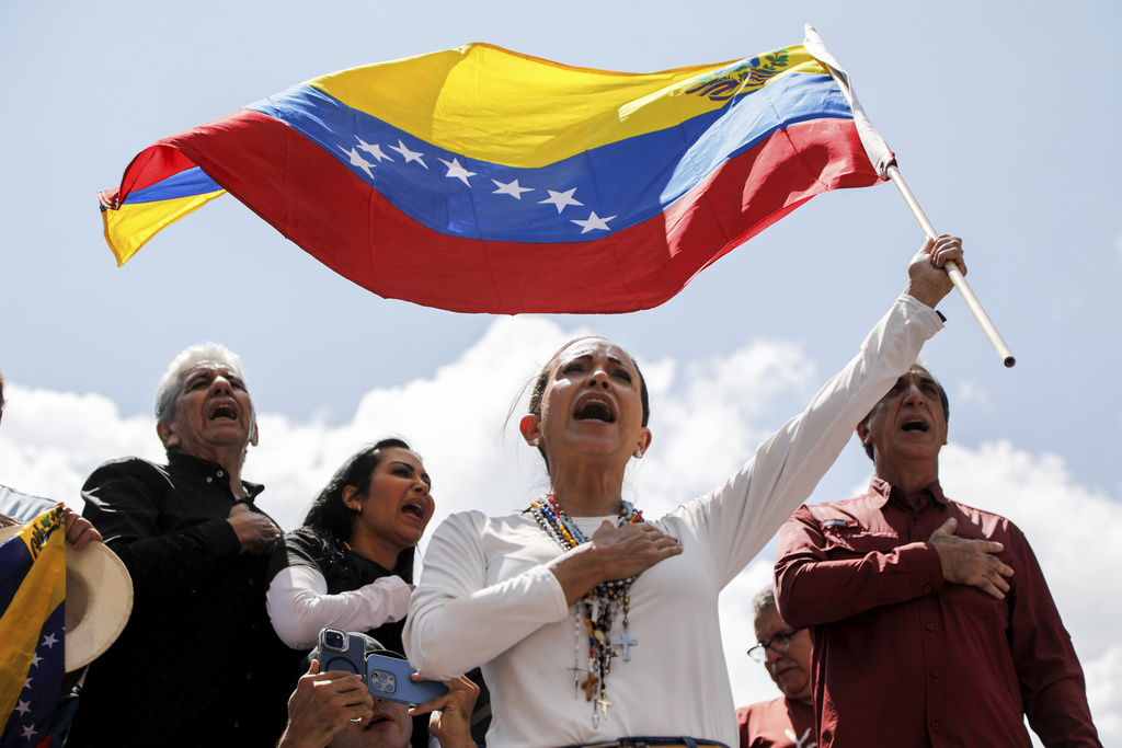 Manchado ondeó la bandera de Venezuela durante las protestas. | AP