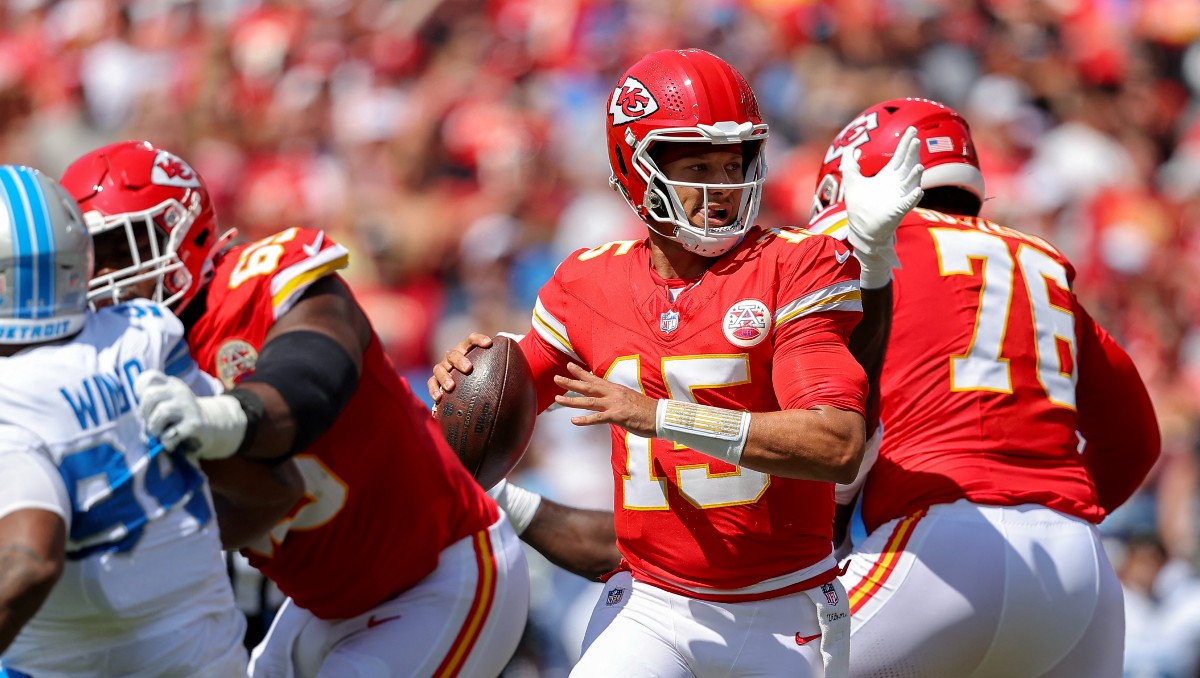 Patrick Mahomes enloquece las redes al lanzar increíble pase por detrás de su espalda  (AFP)