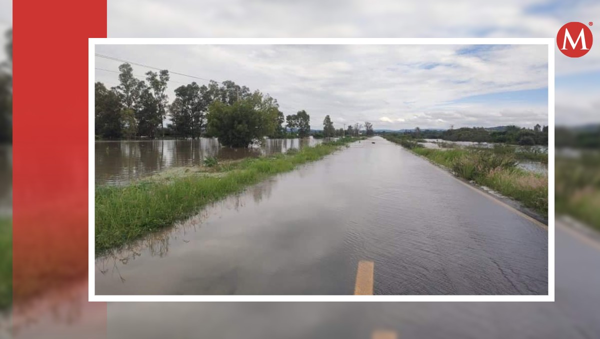 Presa en Manuel Doblado se desborda; bajo el agua cultivos y carretera | Especial