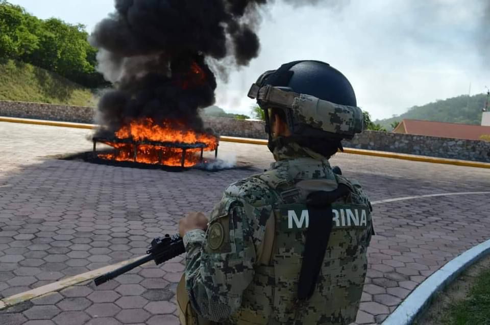 La Semar y FGE incineran cargamento de cocaína en Oaxaca / Especial