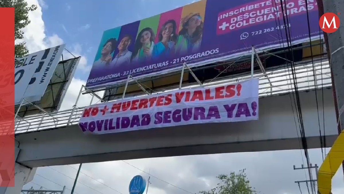 Activistas en Toluca colocaron una manta en un puente de peatonal para pedir seguridad vial. Foto: (Especial)