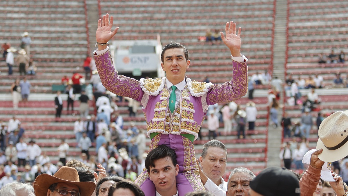 Bruno Aloi sale en hombros tras cortar dos orejas en la Plaza México (Cortesía)