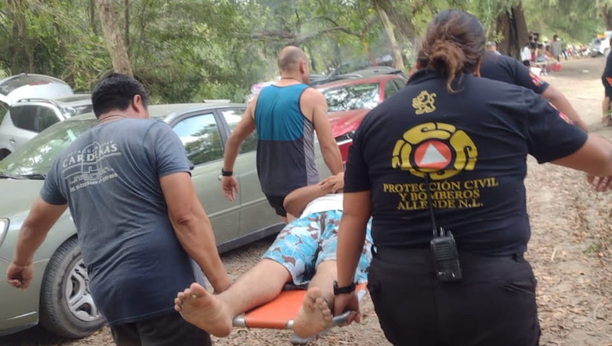 Salvan a hombre de morir ahogado en río Ramos. Foto: Martha Zamora
