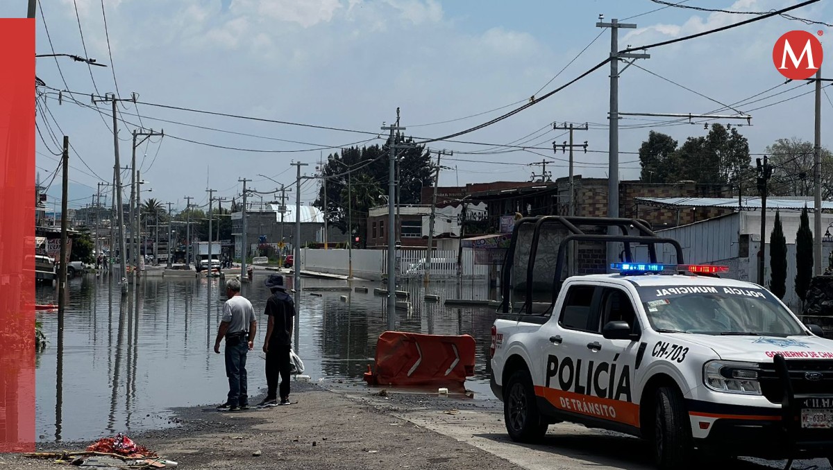 Siguen laborando para limpiar el drenaje y permitir que la inundación baje en las colonias afectadas de Chalco. Foto: (Especial)