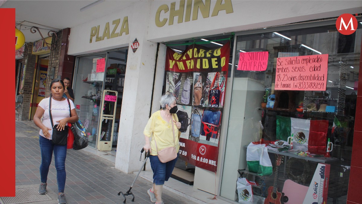 Venta de artículos patrios en comercios de origen chino. (Yazmín Sánchez)