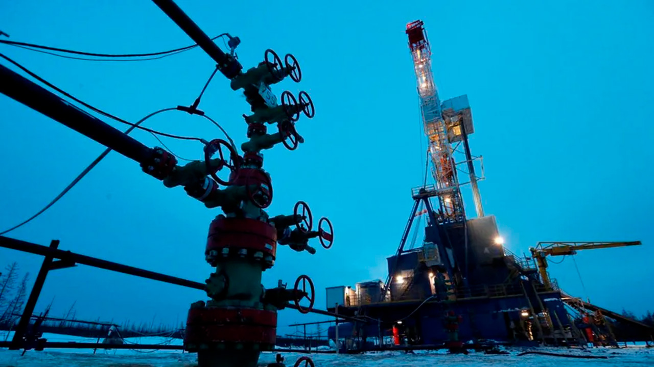 Bajan los precios del petróleo por menor demanda de China y tensiones en Medio Oriente