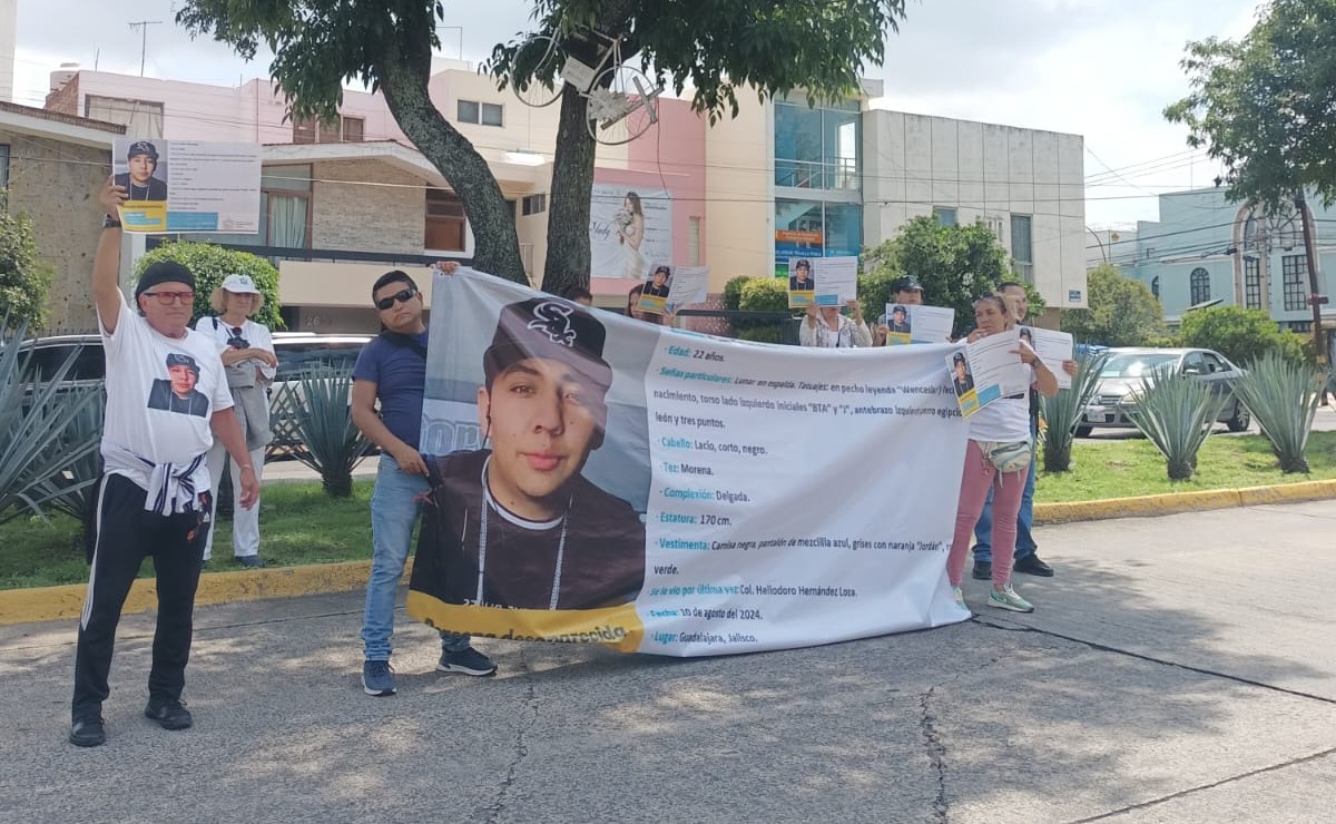 Familiares y amigos de Brayan Torres se manifiestan afuera de Casa Jalisco (Josefina Ruiz)
