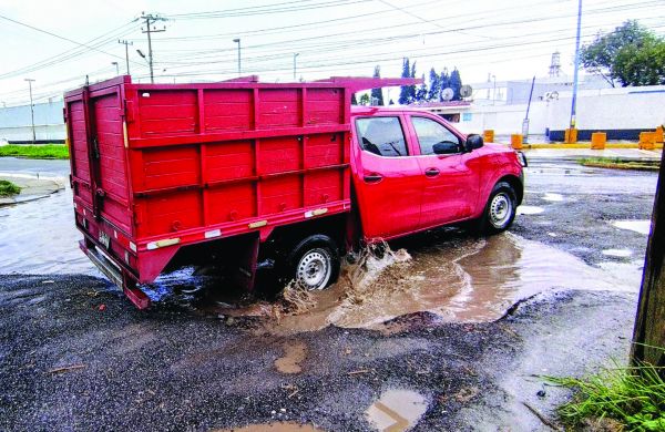 La mala condición de las vialidades urbanas y carreteras suelen ser un gran riesgo para conductores. IVÁN CARMONA