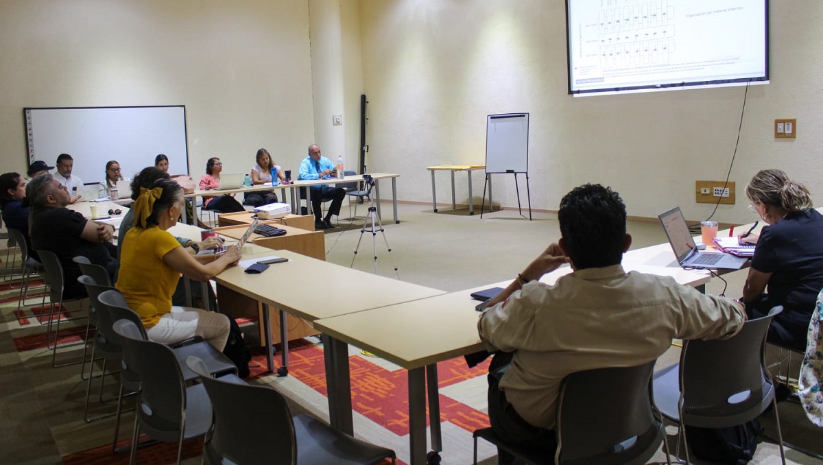 Profesores en taller de investigación. (cortesía)