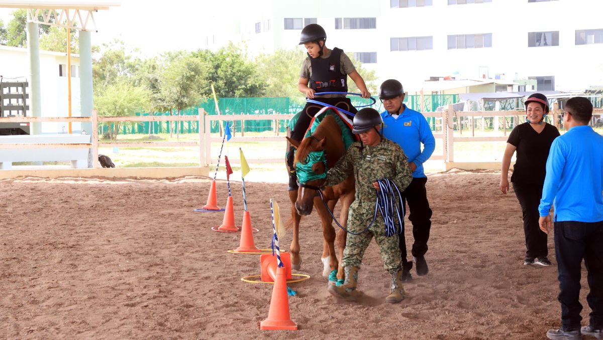 Durante la terapia ecuestre se busca crear un vínculo entre el caballo y el menor | Leonel Rocha