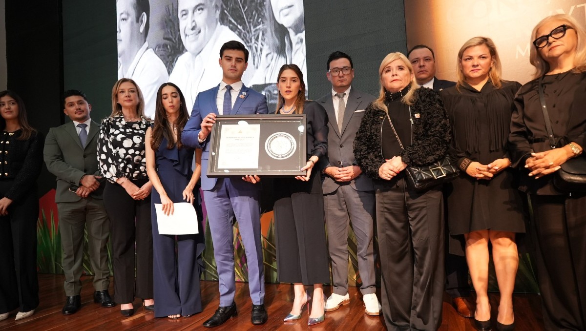 Familiares de Julio Almanza Armas acudieron al homenaje póstumo realizado por Concanaco.