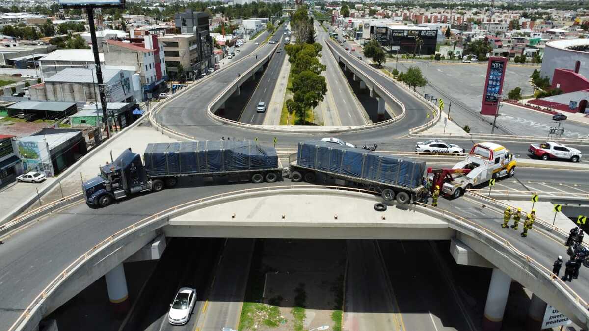 Tracto camión atrapado en puente del distribuidor vial Plaza de Toros en Pachuca | Milenio -Jorge Sánchez