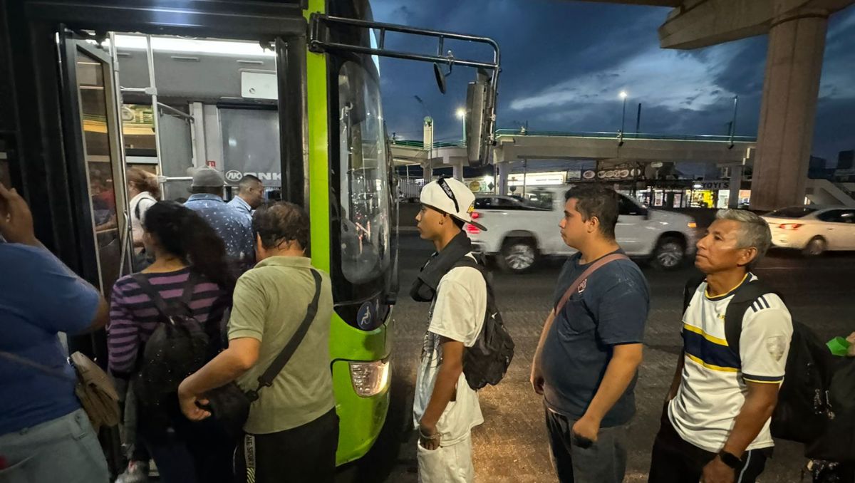 Usuarios realizan largas filas para poder abordar sus camiones. Marcela Cuevas