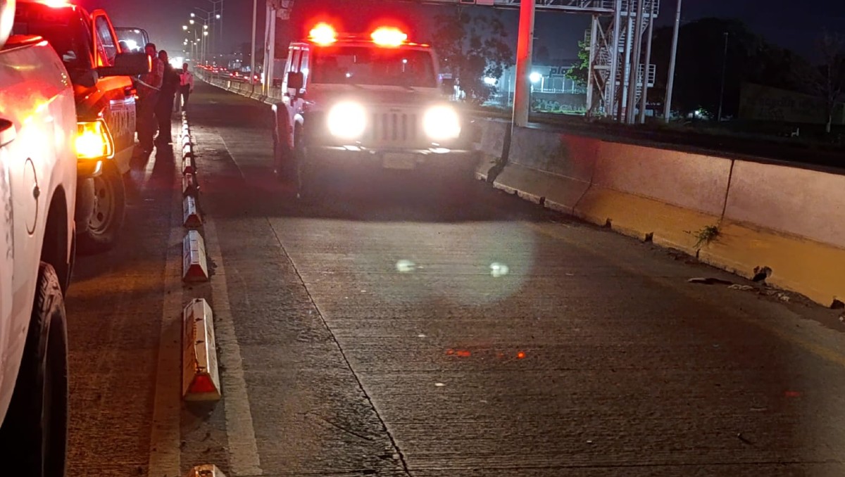 Autoridades acudieron a lugar del accidente sobre Periférico en Tlaquepaque (Vicente Torres Alfaro)