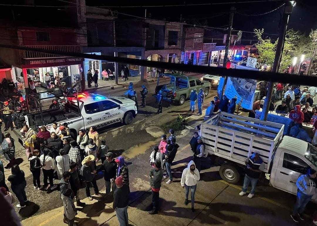 La comunidad purépecha exigió a las autoridades encontrar a los policías sanos y salvos. | Especial