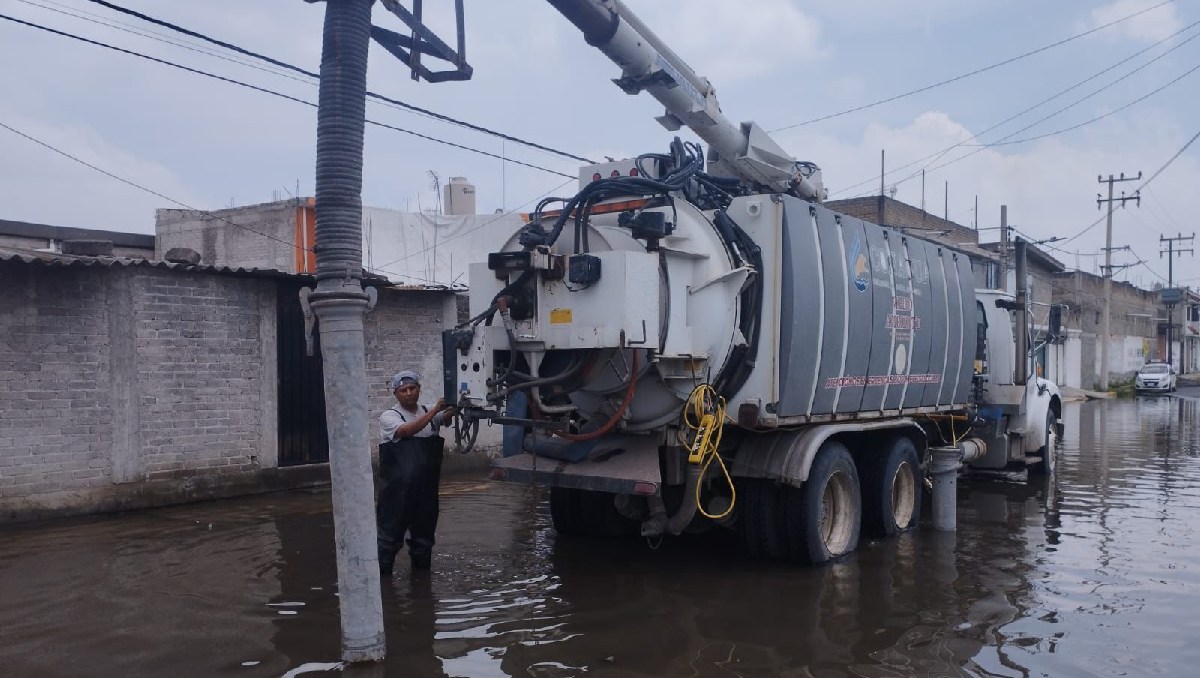 Con un equipo de bombeo y vehículos para control de inundaciones, Conagua se suma a labores para ayudar a Chalco. Foto: (Especial)
