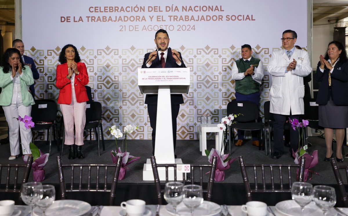 Martí Batres en la celebración del día nacional de la trabajadora y trabajador social | Especial