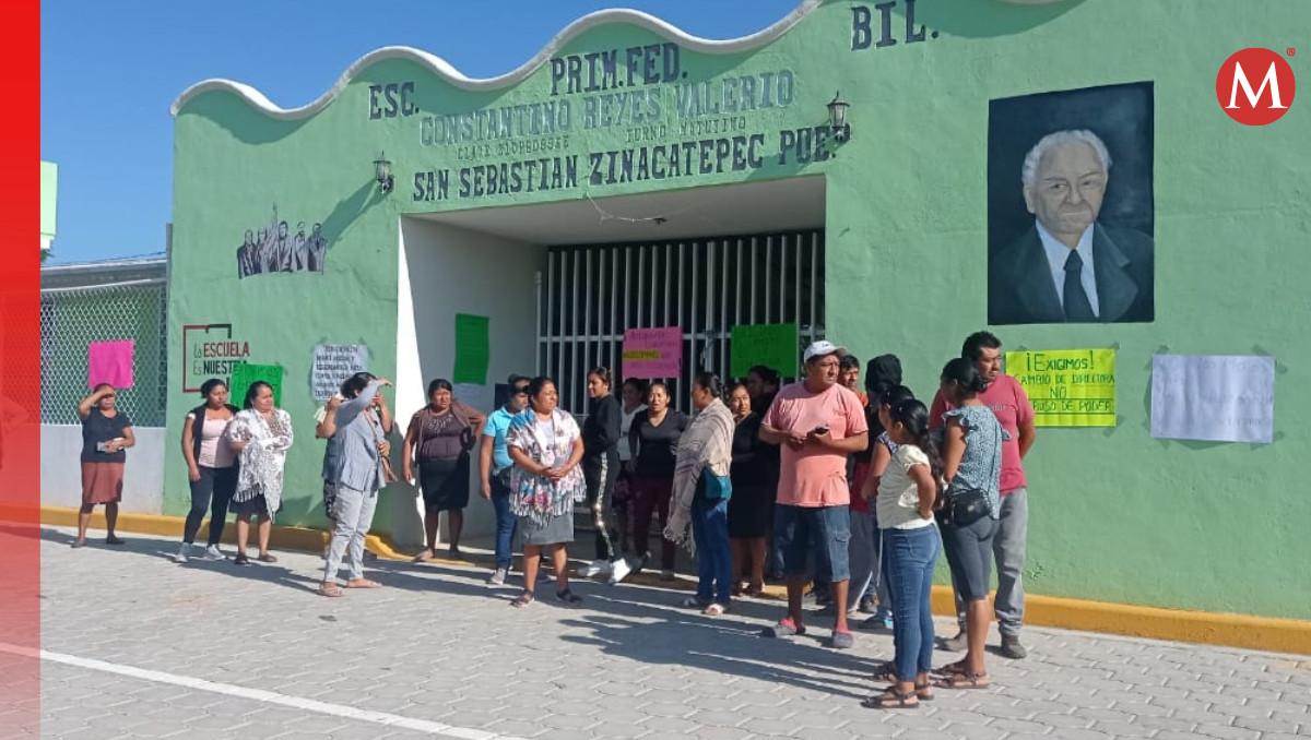 Padres de familia de Zinacatepec toman la primaria Constantino Reyes | Especial