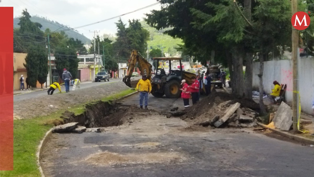 El socavón comenzó como un bache pero en la mañana del 21 de agosto se reportó su hundimiento. Foto: (Especial)