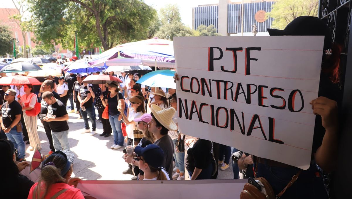 Trabajadores del Consejo de la Judicatura Federal se reunieron en la Plaza Hidalgo, en el Centro de Monterrey. Leonel Rocha