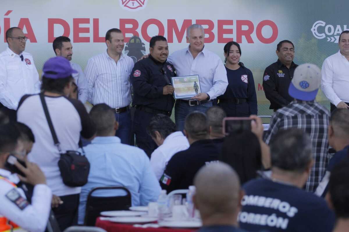 Alcalde de Torreón entrega reconocimientos a bomberos. | Manuel Guadarrama