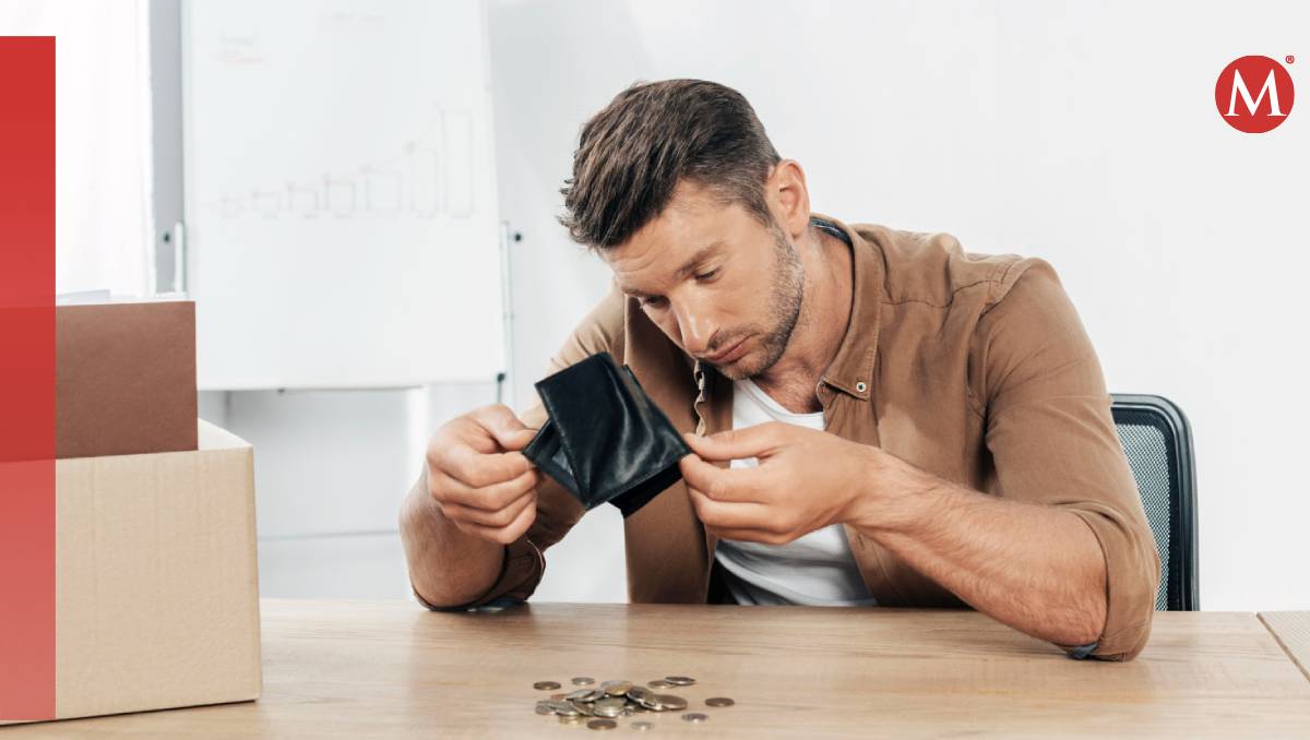 Los cargos adicionales por incumplimiento de pago provocan el aumento de deuda, sumándose a la falta de líquidez | Freepik