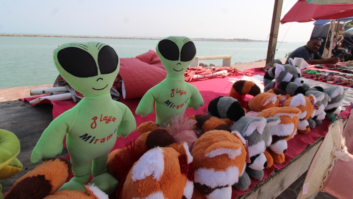 Gorras, imanes y peluches con forma de ovni, entre los productos más vendidos en Playa Miramar/ Pedro Elizalde