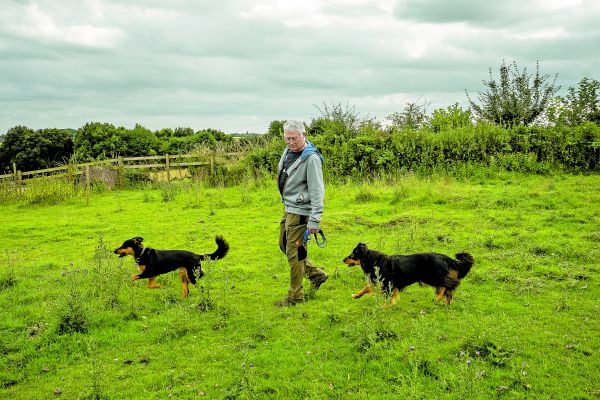 John Coombs, voluntario en el servicio de rescate de montaña en Inglaterra desde hace décadas, con Shola, a la derecha, y su hija Dotty |