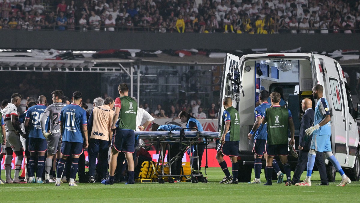 Juan Izquierdo se desploma en el campo en juego de Copa Libertadores (AFP)
