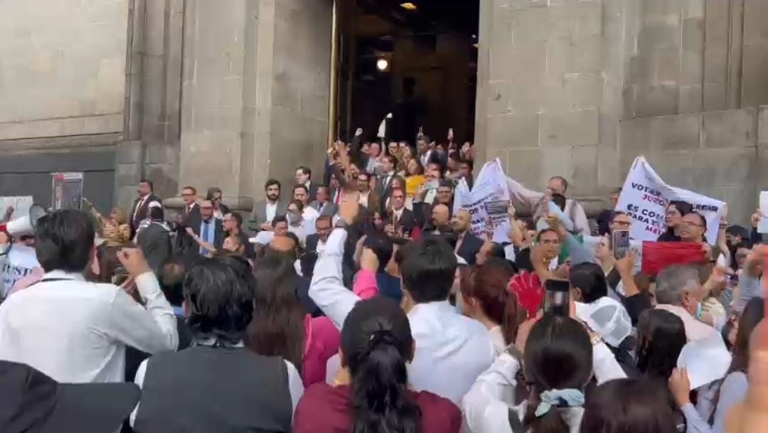 Los manifestantes hicieron una cadena humana afuera del inmueble.