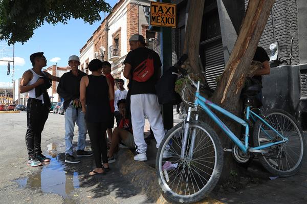 Migrantes reunidos frente al refugio 'Abundante Gracia' en Ciudad Juárez (México). | Foto: EFE